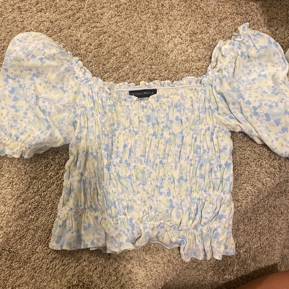 Cute cropped top with short sleeves